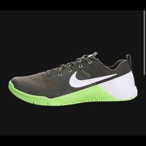 Nike Metcon 1 Flywire  Cargo Khaki / Green Strike-White 704688-313